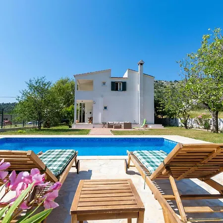 3 Bedroom Beautiful In Holiday home